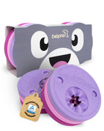 Pink-lila Delphin Schwimmscheiben mit Flossi-Verpackung und TÜV-Anhänger vor weißem Hintergrund