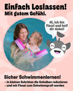 Frau und Kind im Pool mit pink-lila Delphin Schwimmscheiben; daneben die Flossi-Figur