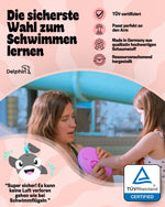 Frau hält eine pinke Schwimmscheibe am Kinderarm; Infografik zeigt TÜV-Siegel und Produkteigenschaften