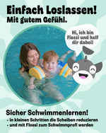 Frau und Kind im Pool mit gelb-türkisen Delphin Schwimmscheiben; daneben die Flossi-Figur
