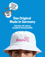 Kind mit weißem Delphin-Hut vor blauem Hintergrund; daneben eine Flossi-Illustration