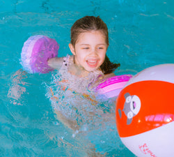 Kind beim Schwimmen mit Delphin Schwimmscheiben