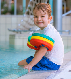 Kind mit Delphin Schwimmscheiben
